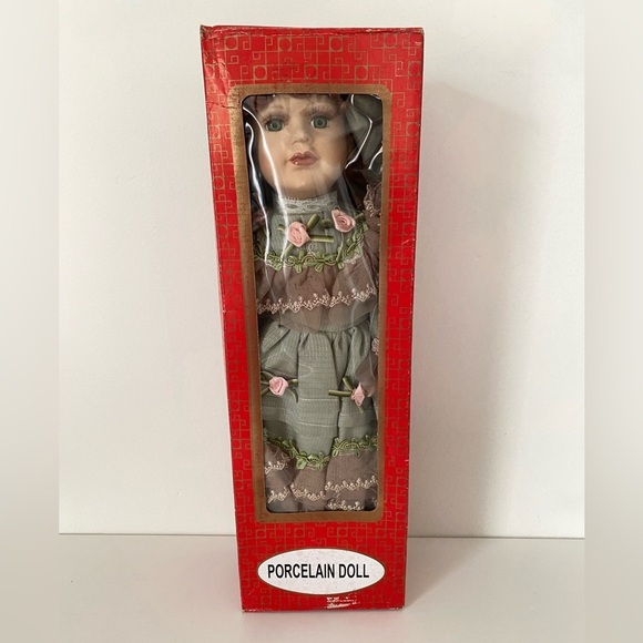 Vintage Porcelain Doll in Victorian Green Dress – Includes Box & Accessories - Picture 7 of 8